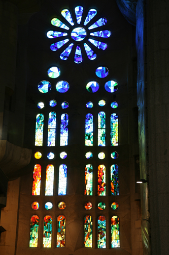 Templo Expiratorio de la Sagrada Familia - Kirchenfenster im linken Seitenschiff